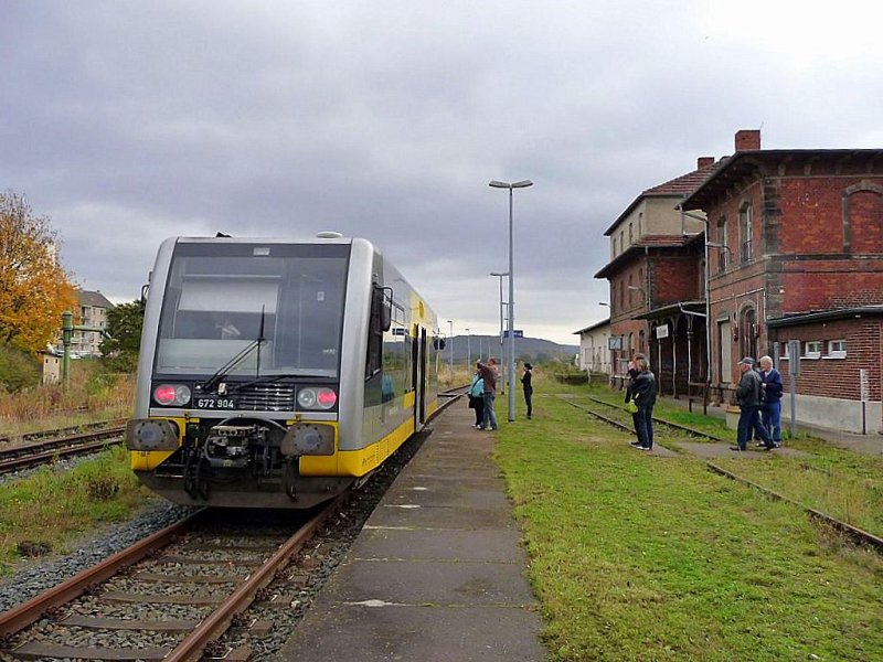 Burgenlandbahn 672 904 im Bf Ro�leben. Seit 11 Monaten fuhren die Triebwagen erstmals wieder bis in die Kleinstadt in Th�ringen.
Dies wurde anl�sslich des Unstrutbahnfests im Bf Karsdorf realisiert; 25.10.2009 (Foto: Ralf Kuke) 