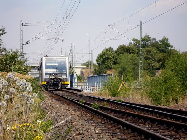 Burgenlandbahn 672 905-7 w�hrend einer �berpr�fungsfahrt von Stabilisierungsma�nahmen zwischen Artern und Reinsdorf, auf dem die Strecke elektrifiziert ist; 26.07.2006 (Foto: Christof Rommel)