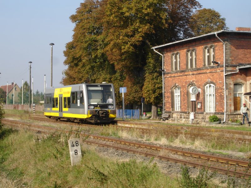 Burgenlandbahn 672 906-5  Kaiser Otto  als RB nach Artern im Bf Gehofen, wo der Zug noch mit roter M�tze und Kelle abgefertigt wird; 09.10.2005 (Foto: Christof Rommel)