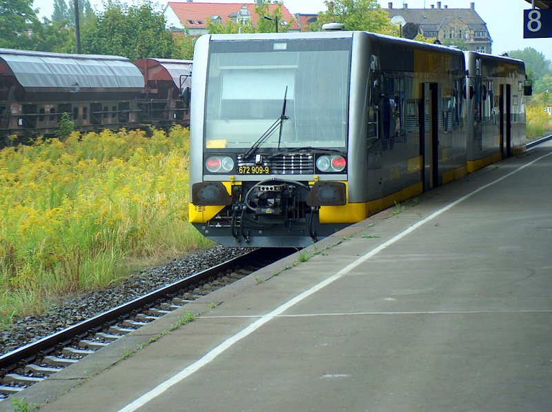 Burgenlandbahn 672 909-9  Wei�enfelser Schusterjunge  als RB 25882 nach Nebra am Bahnsteig 8 in Zeitz; 04.09.2008