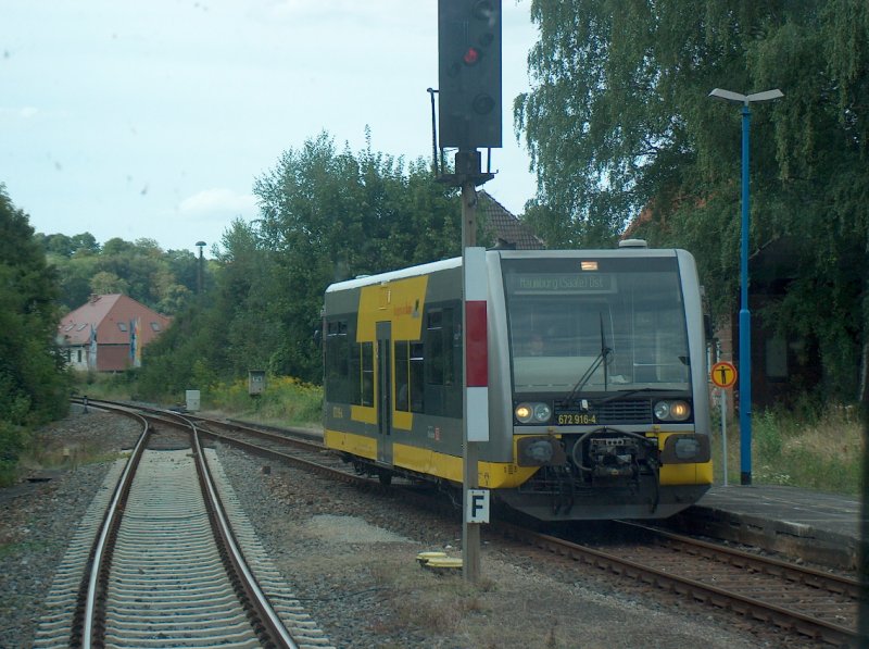 Burgenlandbahn 672 916-4  Burgenlandkreis  als RB 25983 von Nebra nach Zeitz bei der Einfahrt in Freyburg (Unstrut); 14.08.2008
