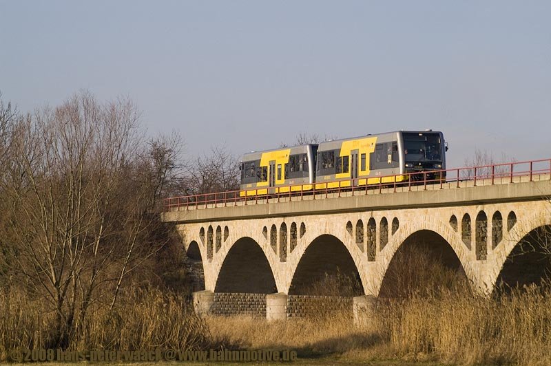 Burgenlandbahn 672 917-2  Erben Luther  + 672 903-2  Stadt Nebra  als Weihnachtsmarkt-Sonderzug von Ro�leben nach Naumburg (S) Ost, am 30.11.2008 auf dem Unstruthochwasserviadukt bei Kirchscheidungen. (Foto: Hans-Peter Waack, bahnmotive.de)