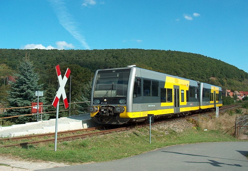 Burgenlandbahn 672 918 + 672 909 als RB 33895 nach Nebra am Hp Wangen. Wegen dem Winzerfest in Freyburg setzte die Burgenlandbahn an diesem Wochenende Triebwagen der BR 642 ein. Da diese durch ihre L�nge am Hp Wangen nicht halten konnten, pendelten zwischen Nebra und Wangen die gewohnten 672er; 12.09.2009