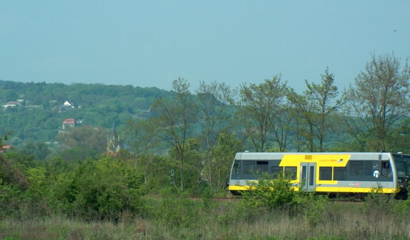 Burgenlandbahn 672 918-0  Finnebahn  als RB 25977 von Wangen (Unstrut) nach Naumburg (Saale) Ost, zwischen Ro�bach und Naumburg; 01.05.2009