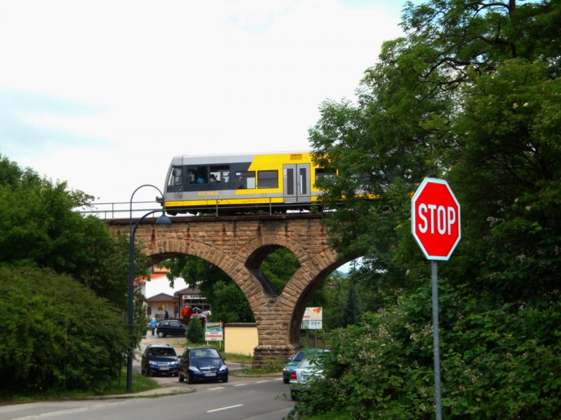 Burgenlandbahn 672 918-0  Finnebahn  auf dem Viadukt �ber der Halleschen Stra�e in Naumburg. Das Schild im Vordergrund wei�t auf die geplante Zukunft der Strecke nach Teuchern hin; 22.06.2009 (Foto: G�nther G�bel)