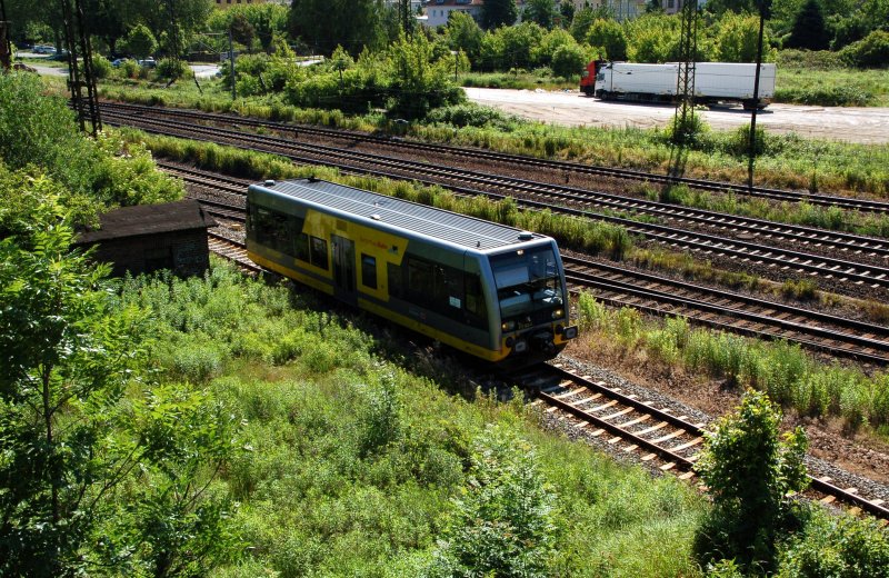 Burgenlandbahn VT 672 902-4  Rotk�ppchen Sekt  als RB nach Wangen (Unstrut), bei der Ausfahrt in Naumburg (S) Hbf; 13.06.2009 (Foto: Martin Schneider)