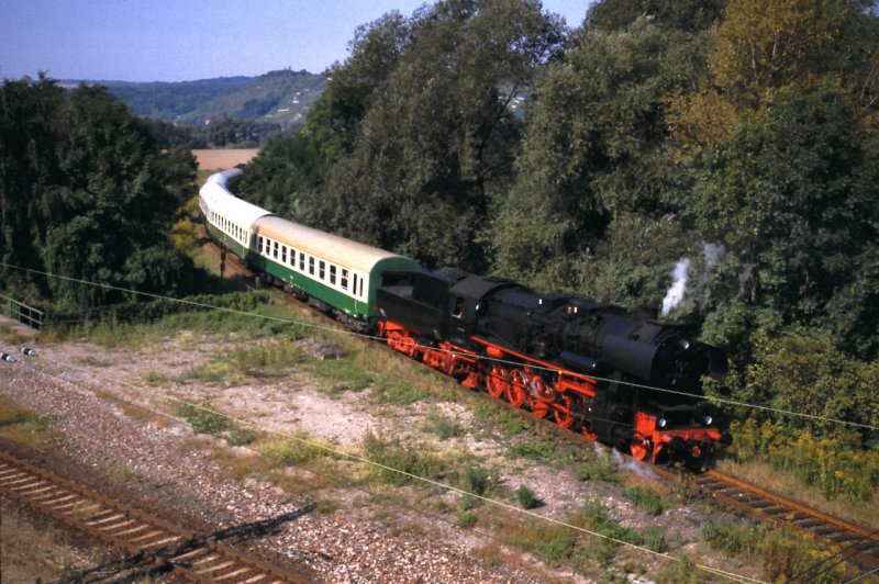 Bw Dresden Altstadt 52 8079-7 (ex DR 52 5659) mit einem Winzerfestplanzug aus Nebra, bei der Einfahrt in Naumburg Hbf; 07.09.2002 (Foto: Uwe B�hme)