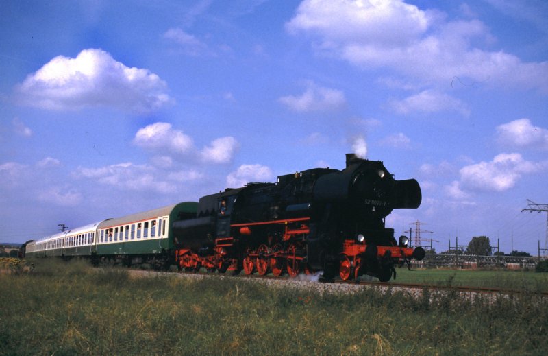 Dampf Plus 52 8079-7 mit einem Winzerfestplanzug von Nebra nach Naumburg (S) Hbf, am 07.09.2002 bei Reinsdorf (b Nebra). Am Zugschluss h�ngt die DB Museum 03 1010-2. (Foto: Uwe B�hme)