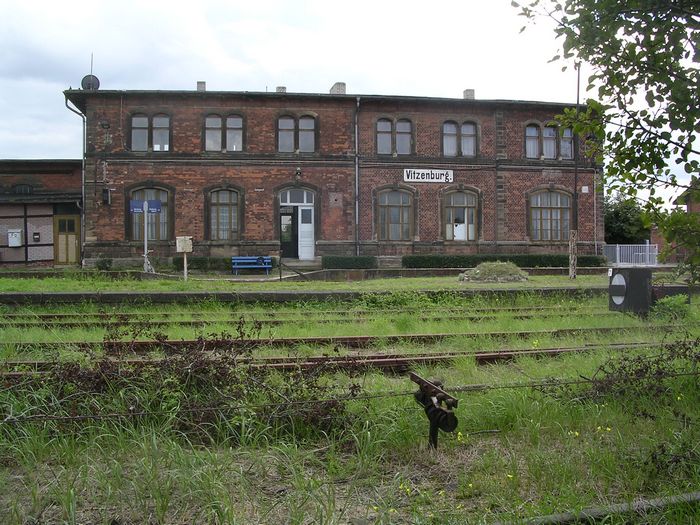 Das Bahnhofsgeb�ude im Bf Vitzenburg; 2006 (Foto: Thomas Menzel)