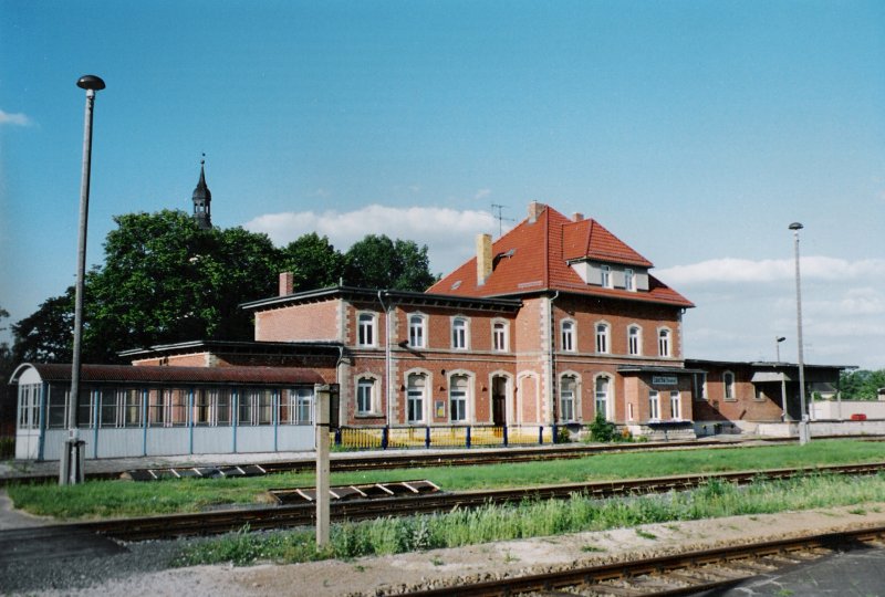 Das Bahnhofsgeb�ude in Laucha (Unstrut) in den 90iger Jahren; (Foto: Familie Gorsegner)