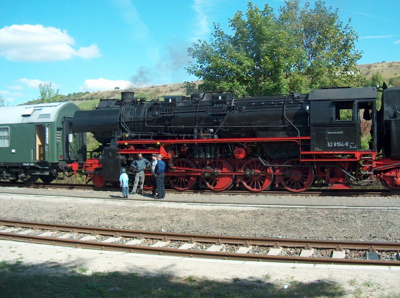 Das Lokpersonal vom Eisenbahnmuseum Bayrischer Bahnhof zu Leipzig e.V. mit der EMBB 52 8154-8 w�hrend der Abstellung am 12.09.2009 im Bf Karsdorf.