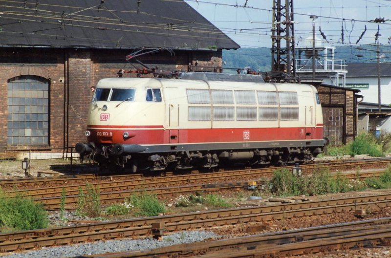DB 103 103-8 beim rangieren am Bw Naumburg; 20.09.1994 (Foto: Carsten Templin)