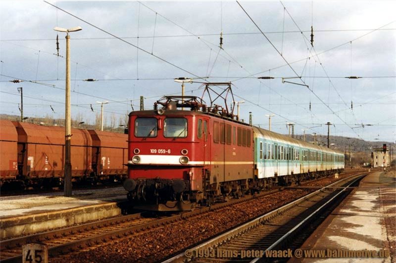 DB 109 059-6 mit einer RB von Halle (S) Hbf nach Eisenach, bei der Einfahrt in Naumburg Hbf; 23.12.1993 (Foto: Hans-Peter Waack http://www.bahnmotive.de)