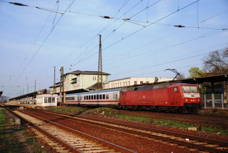 DB 120 139-1 mit dem IC 73924 von N�rnberg Hbf nach Berlin Gesundbrunnen, im Naumburger Hbf; 10.04.2009 (Foto: Christian Aubert)