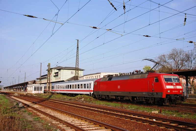 DB 120 152-4 mit dem IC 73935 von Berlin Gesundbrunnen nach M�nchen Hbf, bei der Ausfahrt in Naumburg; 10.04.2009 (Foto: Christian Aubert)