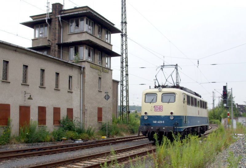 DB 140 423-5 neben der Ruine des Stellwerks W2/B2 in Naumburg Hbf; 13.07.2008 (Foto: Klaus Pollm�cher)