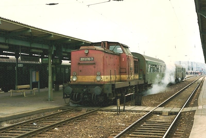 DB 201 076-7 mit dem N 12614 nach Nebra, auf Gleis 4 in Naumburg (S) Hbf; 30.03.1993 (Foto: Axel Tomforde)