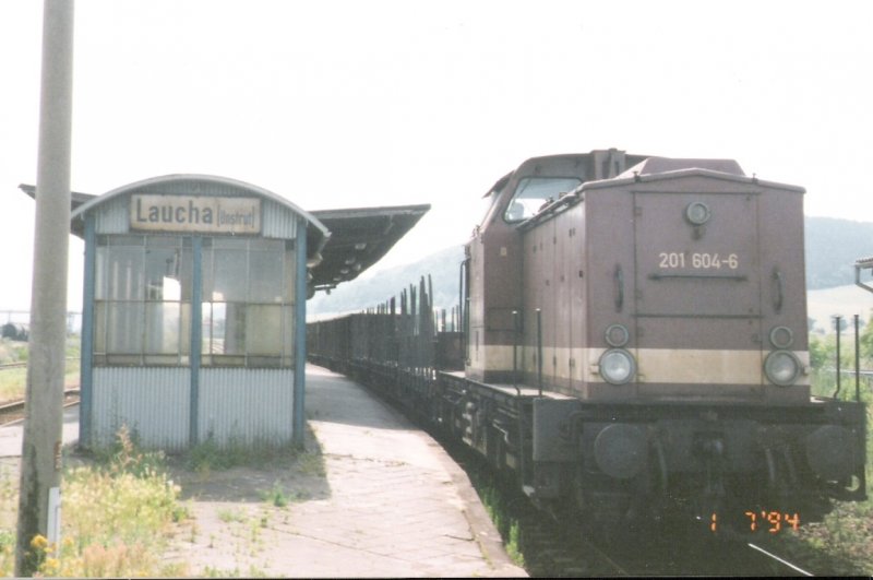 DB 201 604-6 mit einem G�terzug im Bf Laucha (Unstrut); 01.07.1994 (Foto: G�nther G�bel)