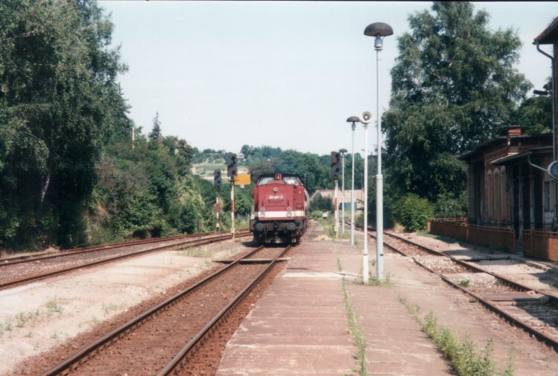 DB 201 867-9 mit einem Nahg�terzug aus Karsdorf, bei der Einfahrt in Freyburg; August 1995 (Foto: Mario Fliege)