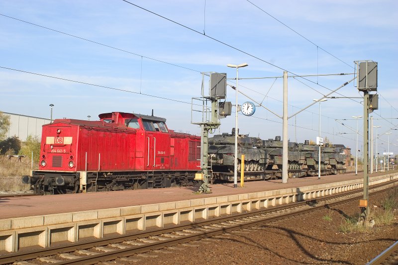 DB 204 641-5 mit einem Milit�rzug im Bf Artern; 19.10.2004 (Foto: Uwe B�hme)