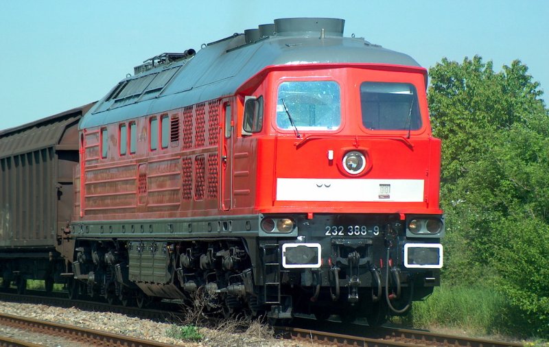DB 232 388-9 wartet am 12.05.2008 mit einem G�terzug von Karsdorf nach Stettin Hafen im Bahnhof Laucha die Kreuzung der RB aus Naumburg ab.