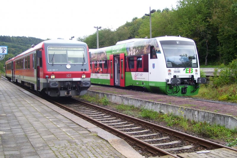 DB 628 601-7 als RB 26985 nach Naumburg Hbf und EB VT 009 als Sonderzug aus Erfurt Hbf, am 08.09.2007 in Nebra. Wegen dem Freyburger Winzerfest organisierte die IG Untstrutbahn e.V. die Sonderfahrt �ber den nicht mehr regelm��ig befahrenen Streckenabschnitt (Artern - Nebra) der Unstrutbahn. 