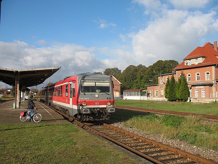DB 628 609-0 als RB von Artern nach Naumburg (S) Hbf, im Bf Laucha; 09.11.2006 (Foto: Martin P.)