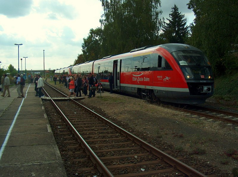 DB 642 669-6 + 642 163-0 als RB 25972 von Naumburg (S) Ost nach Nebra, im Bf Freyburg; 12.09.2009