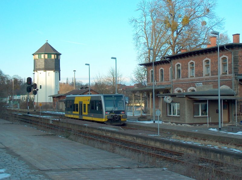 DB Burgenlandbahn 672 911-5 „Stadt Ro�leben“ als RB 25985 nach Naumburg (Saale) Ost im Bf Nebra; 18.02.2009