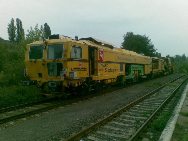 DB Netz Instandhaltung Plasser & Theurer Dynamic Stopfexpress 09-3X  Niedersachsen , im Bf Karsdorf. In der Nacht auf den 27.08.09 wurde Gleis 2 in Richtung Laucha neu gestopft; 26.08.2009