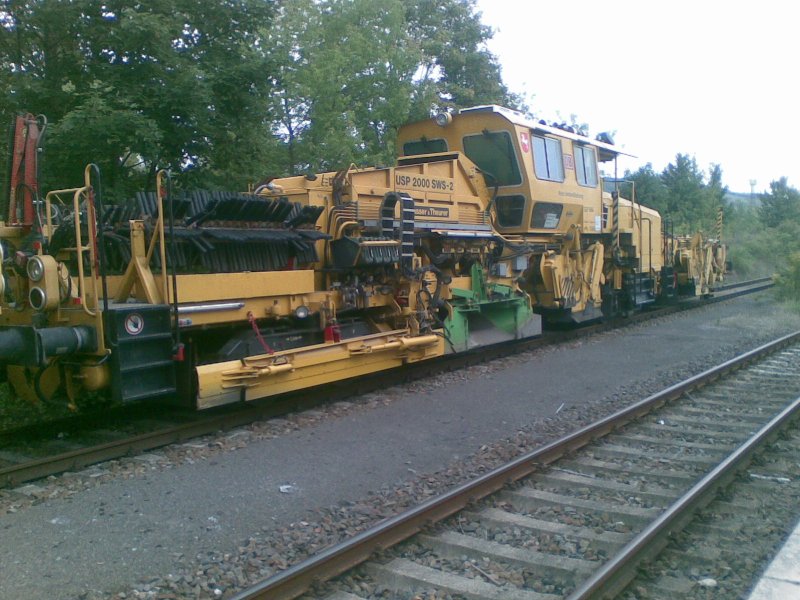 DB Netz Instandhaltung Plasser & Theurer Universalschotterplaniermaschine USP 2000 SWS-2, im Bf Karsdorf; 26.08.2009