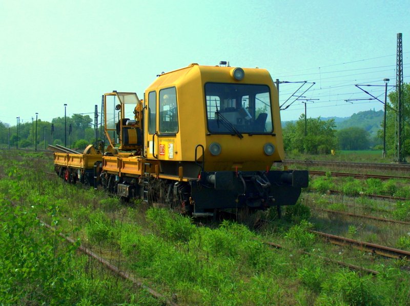 DB Netz Instandsetzung GAF 100 R 97 1750 121 18-0 mit Gleiskraftwagenanh�nger H26 Nr. 30.1.027 (BS Erfurt) am ehemaligen G�terbahnhof in Naumburg (Saale); 01.05.2009