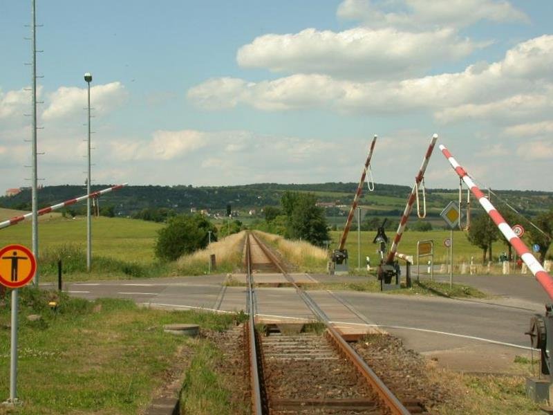 Der Bahn�bergang der B180 in Kleinjena, der durch den Abzweig nach Gro�jena mit 4 Schranken gesichert wird; 24.06.2002 (Foto: Herbert Graf)