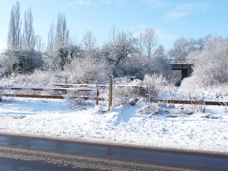Der ehemalige Bahn�bergang am Posten 6a in Laucha. Im Hintergrund erkennt man die Br�cke der fr�heren Finnebahn nach Lossa; 12.02.2009 (Foto: Dieter Thomas)

