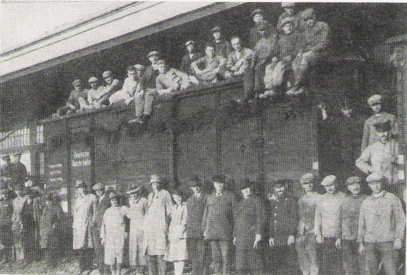 Der erste Zementwagen verl��t das Werk 1 in Karsdorf; 1936 (Foto: Brosch�re 60 Jahre Zementwerk Karsdorf, Sammlung Preuss)