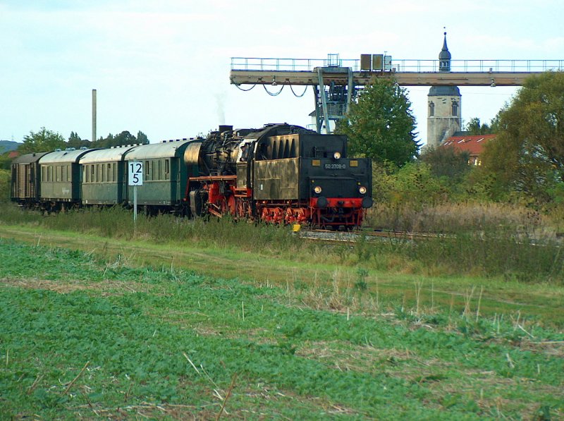 Der Leersonderzug auf der abendlichen R�ckfahrt nach Freyburg und weiter nach Blankenburg, bei der Ausfahrt in Laucha (Unstrut); 12.09.2009