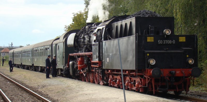 Der Leerzug aus Sch�nebeck kurz vor der Abfahrt zur Abstellung nach Karsdorf im Bf Freyburg; 14.09.2008 (Foto: G�nther G�bel)