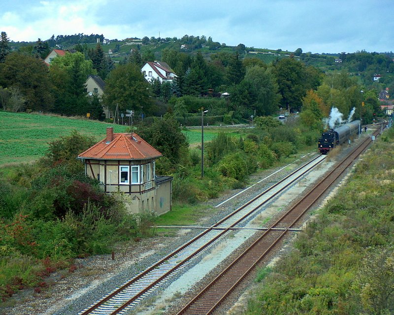 Der Leerzug vor der Abfahrt nach Naumburg Hbf im Bf Freyburg. Links steht das Stellwerk B1; 04.10.2009