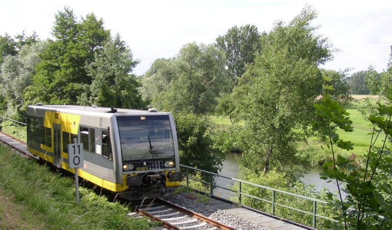 Der leichte zweiachsige VT 672 907-3  Stadt Braunsbedra  ist auf einer seiner Stammstrecken, der Unstrutbahn, unterwegs. In wenigen Minuten wird er den Hp Balst�dt erreichen; 30.06.2007 (Foto: Klaus Pollm�cher)