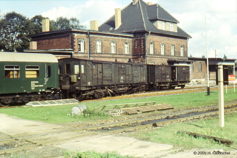 Der museumsreife Wei�enfelser Hilfszug ist in Laucha selbst Opfer einer Entgleisung geworden und mu� von seinem Neubau-Kollegen links geborgen werden; 30.09.1978 (Foto: Heinz Glodschei)