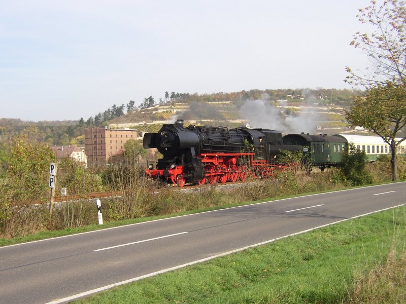 Der Sonderzug als Leerzug auf dem Weg nach Karsdorf zum abstellen und Wasser nehmen, hier vor der Kulisse der Freyburger Schweigenberge und der Zeddenbacher M�hle, die als einzige M�hle an der Unstrut noch in Betrieb ist; 18.10.2008