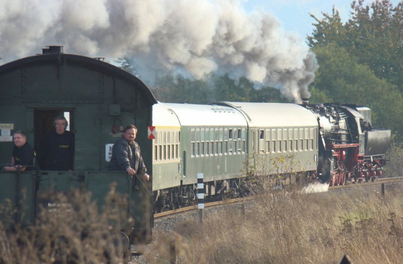 Der Sonderzug aus Nossen auf der R�ckfahrt als Leerzug von Karsdorf nach Freyburg, am 18.10.2008 bei Laucha kurz vor dem Posten 7 (ehem. Zuckerfabrik).