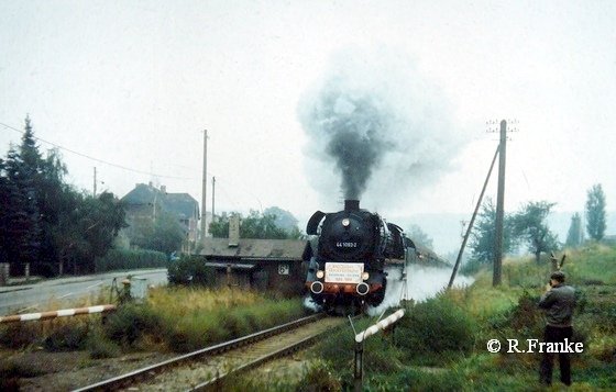 Der Sonderzug zum 100. Geburtstag der Unstrutbahn auf der Fahrt von Naumburg Hbf nach Artern, am 01.10.1989 am Posten 6a in Laucha. (Foto: Roberto Franke) 