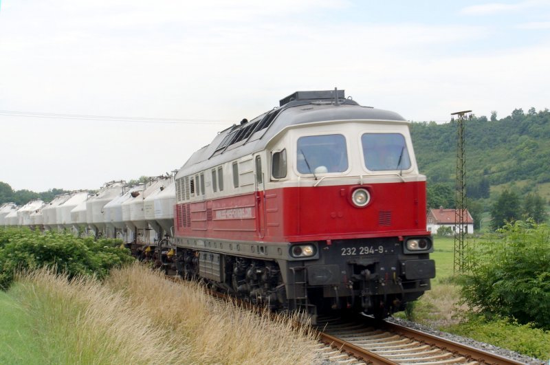 Die 232 294-9 der East-West-Railways (Tochterunternehmen von Railion Deutschland AG und der polnischen PCC Rail SA) ist mit einem 2.200 t-Zementzug auf der Unstrutbahn zwischen Balgst�dt und Freyburg unterwegs. Der Zug ist �ber einen halben Kilometer lang; 19.06.2008 (Foto: Klaus Pollm�cher)