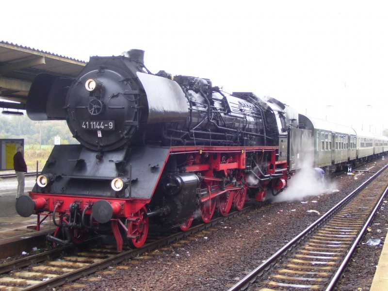 Die 41 1144-9 von der IGE Werrabahn Eisenach e.V. hat an diesem Sonntag die Aufgabe den  ROTK�PPCHEN-EXPRESS  von Eisenach nach Freyburg (Unstrut) zu bringen. Hier steht sie abfahrbereit auf Gleis 4 in Naumburg (Saale) Hbf; 21.10.2007