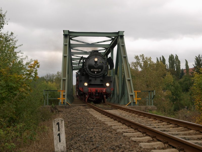 Die 41 1144-9 der IGE Werrabahn mit dem  ROTK�PPCHEN-EXPRESS I  von Altenburg nach Freyburg, am 04.10.2009 auf dem �berf�hrungsbauwerk �ber der Th�ringer Bahn in Naumburg. (Foto: Steffen Tautz)