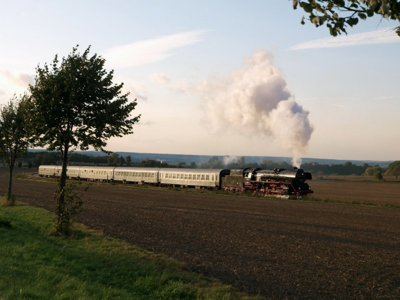 Die 41 1144-9 mit dem RE 16584  ROTK�PPCHEN-EXPRESS I  auf der R�ckfahrt von Freyburg nach Altenburg, am 04.10.2009 bei St��en. (Foto: Steffen Tautz)