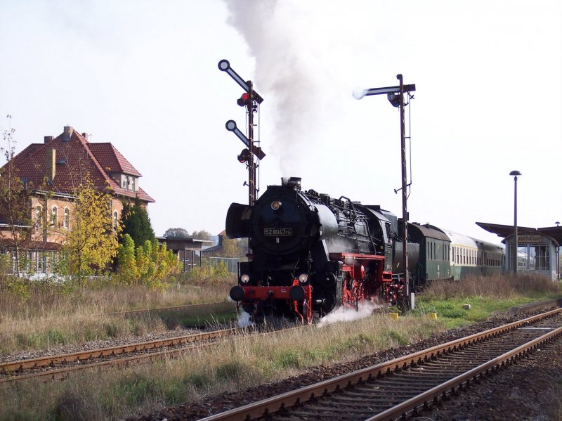 Die 52 8047-4 der IG Dampflok Nossen e.V. hat soeben Ausfahrtsfreigabe im Bf Laucha erhalten und setzt ihre Fahrt zum abstellen nach Karsdorf fort; 18.10.2008