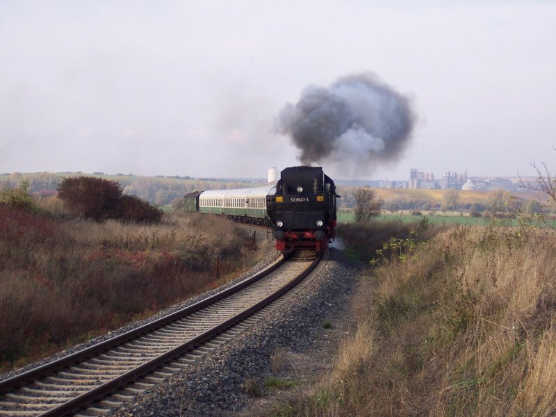 Die 52 8047-7 der IG Dampflok Nossen e.V. mit dem Leerzug von Karsdorf nach Freyburg, am 18.10.2008 zwischen Kirchscheidungen und Laucha.