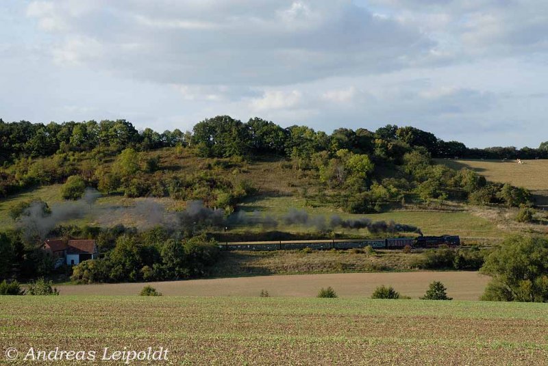 Die 65 1049-9 mit dem Winzerfestsonderzug von Freyburg nach Chemnitz, am 12.09.2009 auf der Steigung bei Mertendorf. (Foto: Andreas Leipoldt)